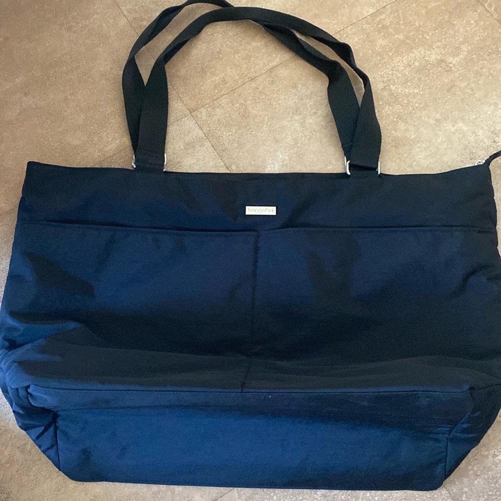 Baggallini Extra Large Tote Bag- large pockets and zipper pockets.